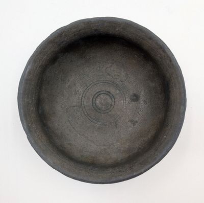 CHINE Bol en métal à décor central de cercles gravés D: 12.