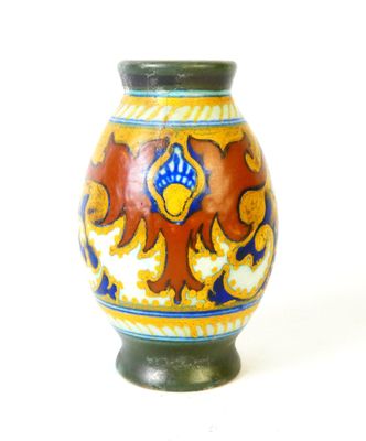PAYS BAS. Petit vase en céramique à glaçure polychrome.