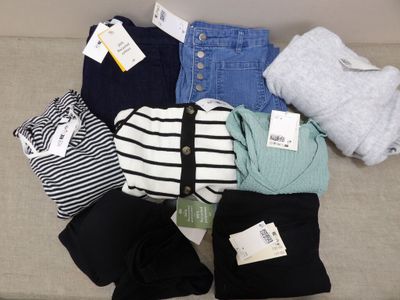 un tas de vêtements posé sur un canapé