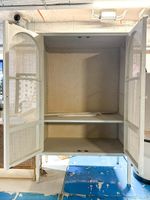 Armoire en bois et cannage laqué blanc, ouvrant à deux porte… (photo 2)