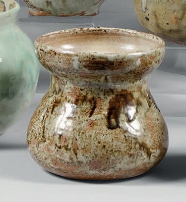 quatre vases posés les uns à côté des autres sur une table
