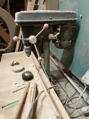 une machine posée sur une table dans une pièce