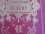 un vieux livre avec des lettres dorées sur une couverture rouge