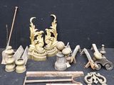 de nombreux objets anciens posés sur une table