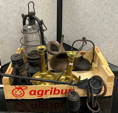 une caisse en bois sur laquelle sont posés de nombreux objets anciens