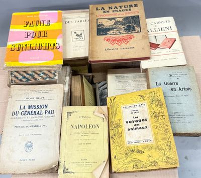 plusieurs livres sont empilés sur une table