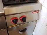 deux feux sur la cuisinière de la cuisine