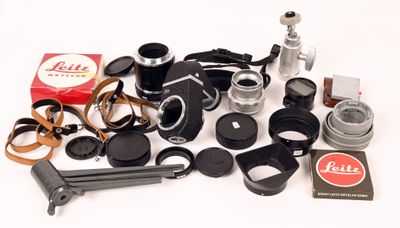 un grand nombre d'objets différents posés sur une table