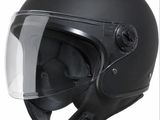 gros plan d'un casque sur fond blanc