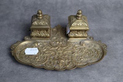 un plateau en or sur lequel sont posées deux petites figurines