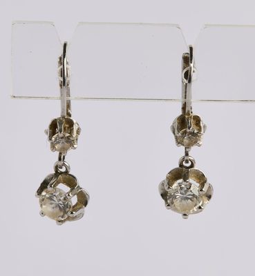une paire de boucles d'oreilles en argent ornées d'un motif floral