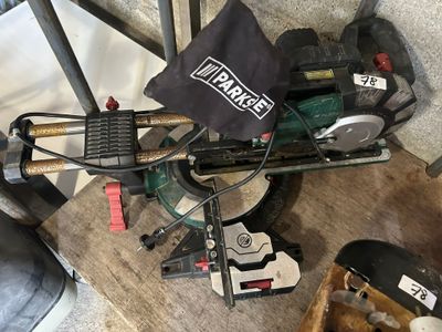 une petite machine posée sur le sol
