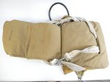 un sac posé sur une table