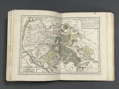 un vieux livre sur lequel figure une carte de la ville de Londres