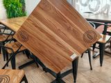 des tables et des chaises dans un restaurant, avec une plante en arrière-plan
