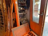 une caisse en bois ouverte posée devant une porte