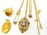 plusieurs bijoux, dont un pendentif, un collier et une pièce de monnaie