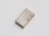 un briquet posé sur une surface blanche