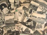 une pile de vieilles photos en noir et blanc sur une table