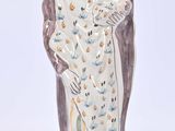 une statue de femme tenant un bébé dans ses bras