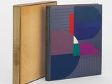 un livre dont la couverture est ornée d'un motif géométrique