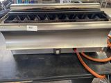 une machine posée sur une table, équipée d'un tuyau