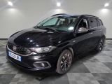 la petite voiture noire est garée dans le garage sur un sol en damier