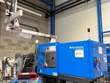 une machine bleue qui se trouve dans un bâtiment