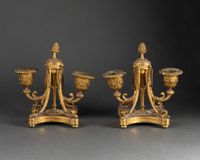 Paire de CHANDELIERS. Paire de CHANDELIERS à deux bras de lu…