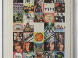 une image d'une photo d'une photo des Beatles accrochée au mur