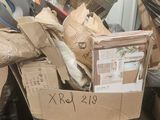 un gros tas de cartons et d'autres objets dans une boîte