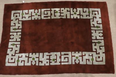 une photo d'un tapis orné d'un motif