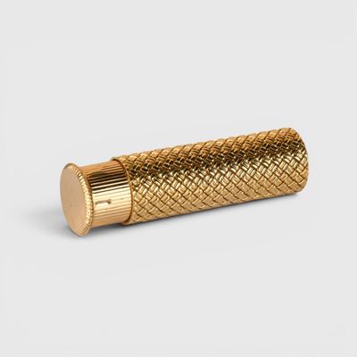un gros plan d'un briquet doré sur fond blanc