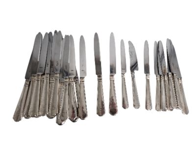 Lot en métal argenté et argent fourré comprenant 20 Grands c…
