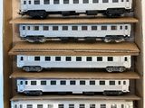 une boîte en carton contenant tout un tas de petits trains