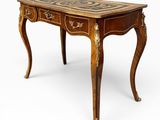 une image d'une table avec un plateau en marbre sur un fond blanc