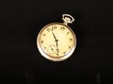 une montre de poche antique sur une surface noire avec un fond noir