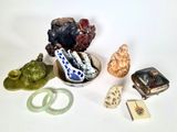 un petit bol rempli d'objets divers posé sur une surface blanche