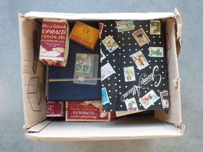 une boîte en carton sur laquelle sont collés tout un tas de timbres
