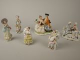 cinq figurines représentant des personnes assises sur une table