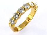 gros plan d'une bague en or et diamants sur fond blanc