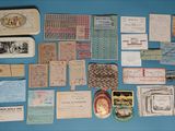beaucoup de vieux papiers et d'autres objets sur la table