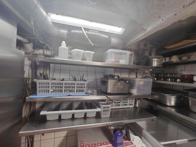 une cuisine avec beaucoup d'objets sur les étagères