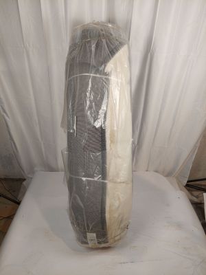 un matelas emballé dans du plastique posé sur un lit