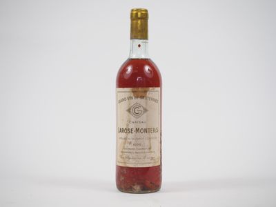 gros plan d'une bouteille de vin sur une surface blanche
