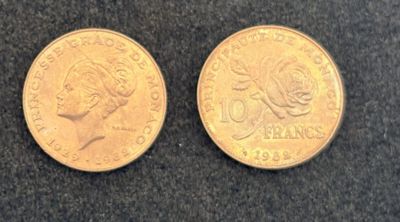 deux pièces d'or, dont l'une représente la tête d'une femme et l'autre celle d'un homme