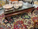 une table basse sur laquelle sont posés des bols et des assiettes, dans un salon