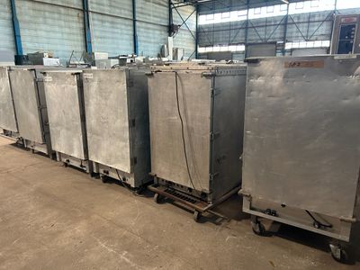 de nombreux réfrigérateurs en acier inoxydable alignés dans un entrepôt