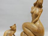 sculpture en bois représentant une femme et un chat sur fond blanc