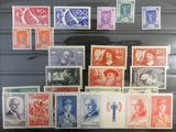 de nombreux timbres exposés dans une vitrine